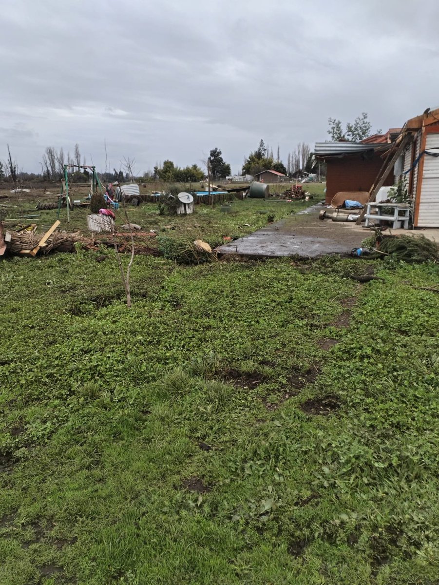 JuanAndresCarra's tweet photo. @Sepulinares por favor, hacer un llamado a las autoridades para apoyo en el sector de Chillán Viejo, Larqui.
Acá la fuerza del tornado https://t.co/WgddwoFZDi