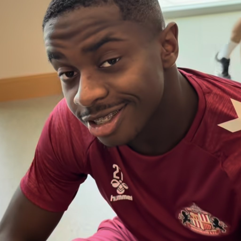 EmeryKabongoM's tweet photo. ⚽️🇨🇩🏴󠁧󠁢󠁥󠁮󠁧󠁿 L’homme aux 33 titularisations en 33 matchs de Premier League en une saison dont 90 minutes jouées à 28 reprises est de retour au travail… 🔥 

Noah Sadiki, petit sourire pour lancer sa nouvelle saison avec Sunderland. 😅

Cette fois, j’espère qu’il soit efficace, pour les stats. La première fois sera le déclic ! 🔥