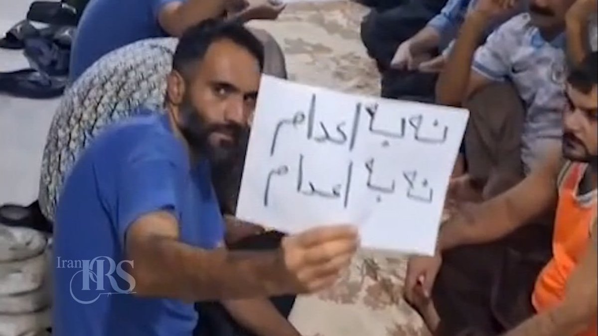 iranhrs99's tweet photo. زندان قزلحصار؛ پانزدهمین روز اعتصاب غذای ۱۵۰۰ زندانی و انتقال ۲۴۰ زندانی از واحد ۲ + فیلم و عکس‌ها

کانون حقوق بشر ایران، دوشنبه ۵ مرداد ۱۴۰۵ #اعتصاب_غذای_زندانیان و تحصن زندانیان واحد دو #زندان_قزل‌حصار وارد پانزدهمین روز شد. صدها زندانی محکوم به اعدام که از روز ۲۲ تیرماه ۱۴۰۵ در #اعتراض به ازسرگیری اجرای احکام اعدام، انتقال زندانیان به سلول‌های انفرادی و ادامه سیاست اجرای گسترده مجازات اعدام دست به #اعتصاب_غذا زده‌اند، همچنان از دریافت جیره غذایی خودداری می‌کنند.
#حقوق_بشر
#نه_به‌_اعدام 
ادامه خبر (https://t.co/rRvtJuCaQH)