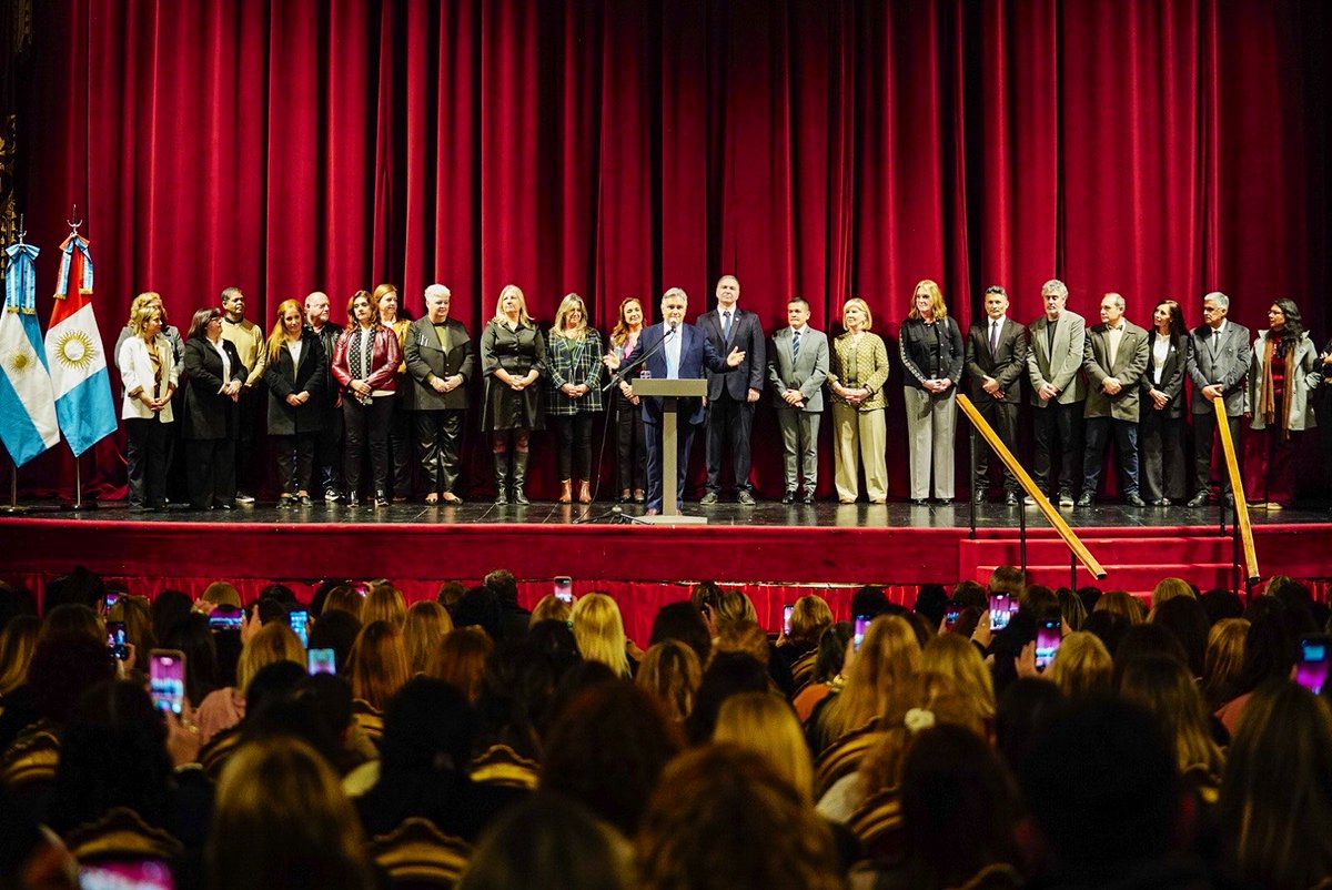 MartinLlaryora's tweet photo. LEVANTAMOS BIEN ALTO LA BANDERA DE LA EDUCACIÓN 

¡Qué alegría y qué orgullo! Los estudiantes cordobeses lideraron las #PruebasAprender: #Córdoba obtuvo los mejores resultados entre todas las provincias del país y superó la media nacional en 5,5% en Lengua y 9,3% en Matemática.

Por eso reconocimos en el @TdelLibertador de la #Capital provincial el trabajo de los docentes cordobeses, que consolidan el liderazgo nacional de nuestra provincia.

Estos resultados no son fruto de la suerte ni de la casualidad, sino de una política educativa sostenida en el tiempo y del compromiso cotidiano de los equipos docentes, directivos, estudiantes y familias.

Este es un gol de Córdoba, pero también de la Argentina, porque cuando nosotros crecemos también mejoran los indicadores nacionales.

Ya no nos comparamos solamente con otras provincias. Queremos llegar a los mejores estándares de la región y sabemos que tenemos el equipo para lograrlo.

#HacerParaCrecer