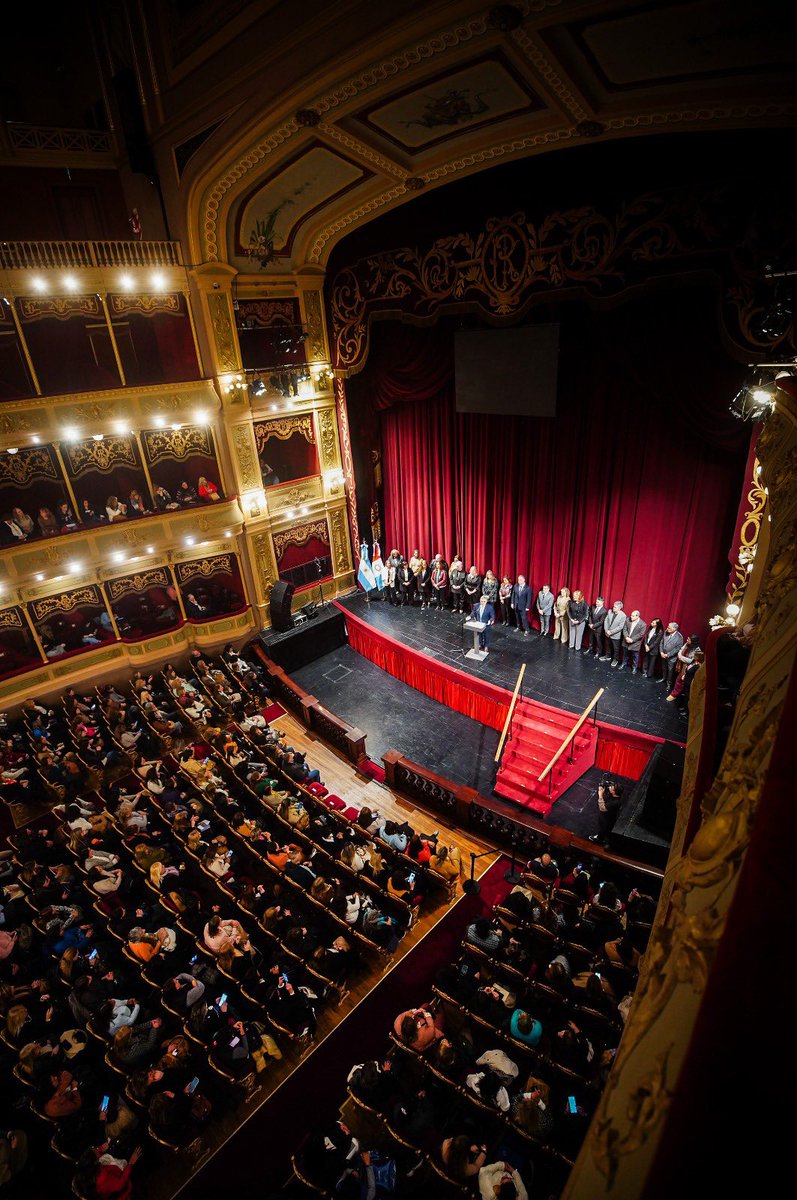 MartinLlaryora's tweet photo. LEVANTAMOS BIEN ALTO LA BANDERA DE LA EDUCACIÓN 

¡Qué alegría y qué orgullo! Los estudiantes cordobeses lideraron las #PruebasAprender: #Córdoba obtuvo los mejores resultados entre todas las provincias del país y superó la media nacional en 5,5% en Lengua y 9,3% en Matemática.

Por eso reconocimos en el @TdelLibertador de la #Capital provincial el trabajo de los docentes cordobeses, que consolidan el liderazgo nacional de nuestra provincia.

Estos resultados no son fruto de la suerte ni de la casualidad, sino de una política educativa sostenida en el tiempo y del compromiso cotidiano de los equipos docentes, directivos, estudiantes y familias.

Este es un gol de Córdoba, pero también de la Argentina, porque cuando nosotros crecemos también mejoran los indicadores nacionales.

Ya no nos comparamos solamente con otras provincias. Queremos llegar a los mejores estándares de la región y sabemos que tenemos el equipo para lograrlo.

#HacerParaCrecer