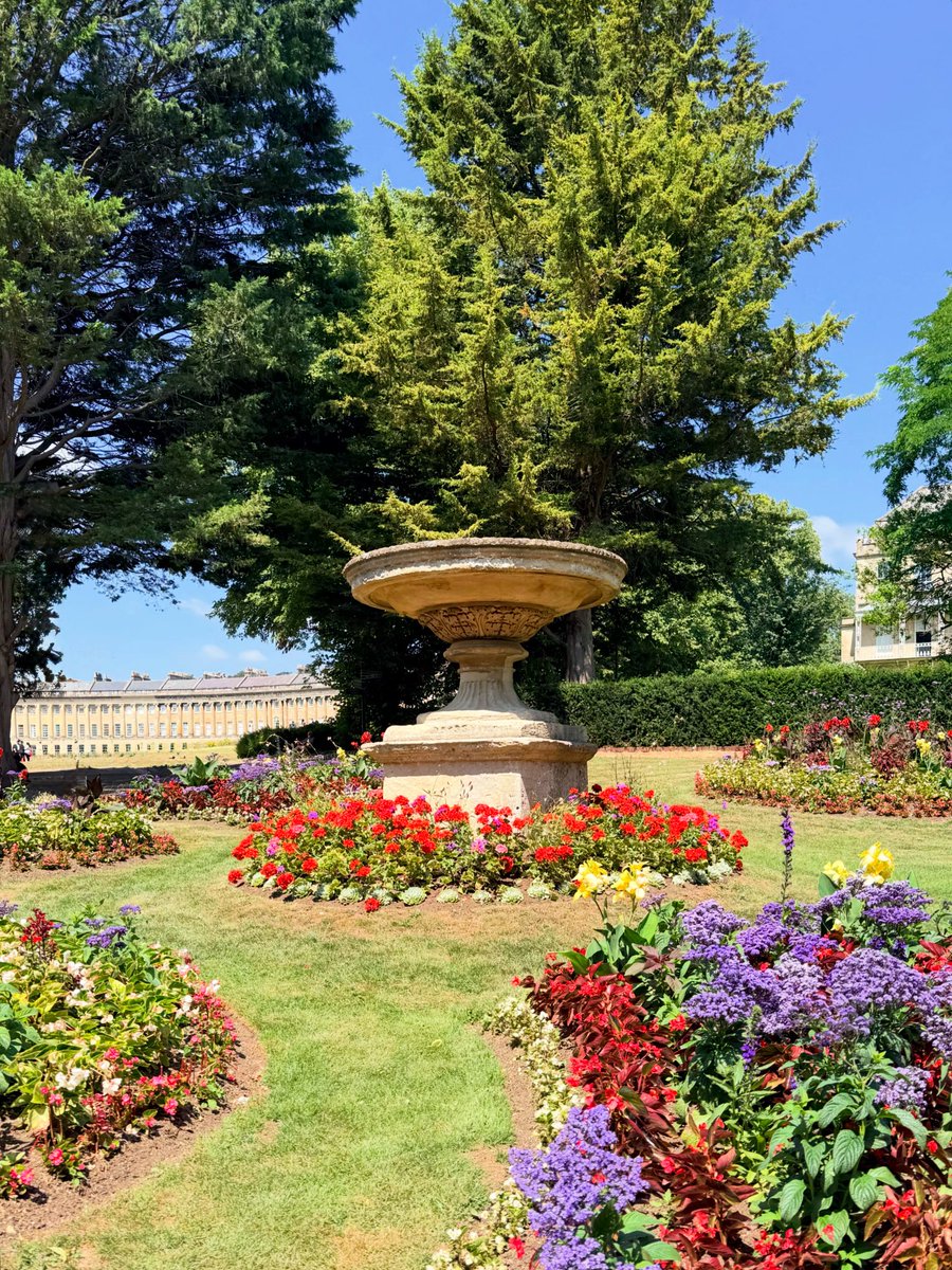rebeccaluvsthis's tweet photo. One of my favourite corners of @VisitBath in the summer! ☀️ #TravelDiaries #TravelLifestyle #TravelGoals #travelphotography https://t.co/PC69OdCm2g