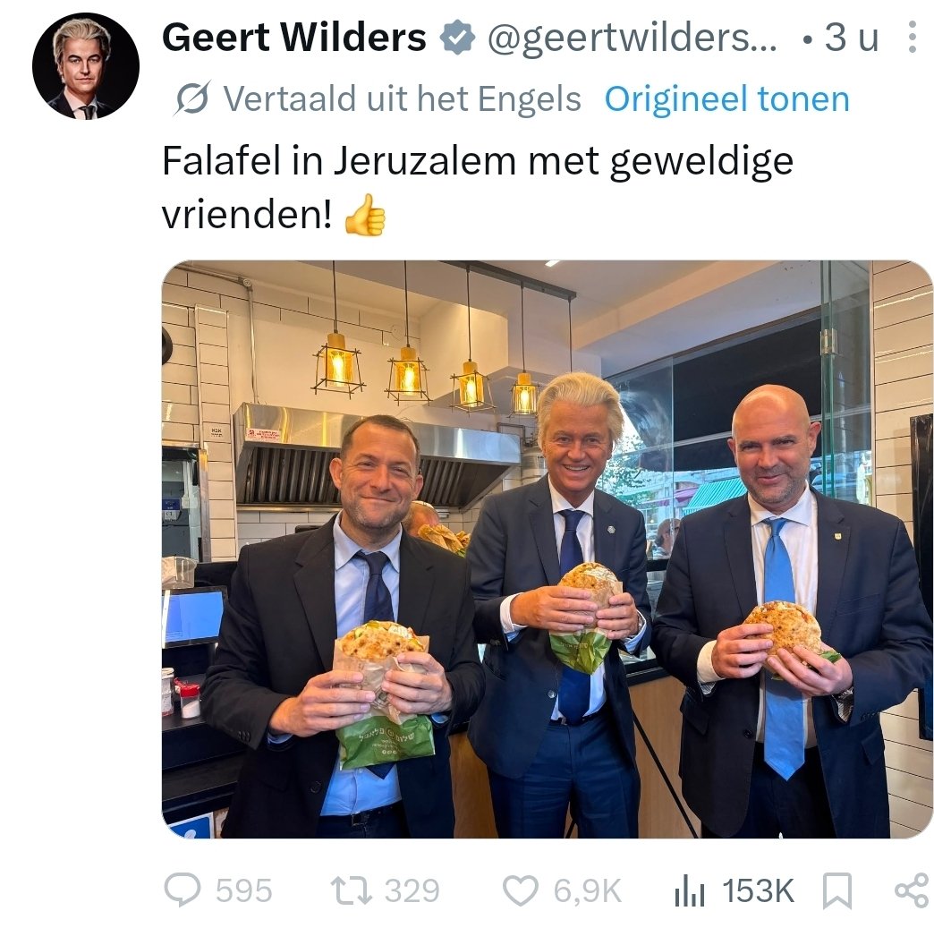 chrisklomp's tweet photo. Nog niet zo lang geleden toeterde Geert nog: 'Niks vernieuwing, leve de Hollandse gehaktbal!' 

Maar voor zijn genocidale vrienden knaagt hij graag een van origine Arabisch gerecht weg. Zo de wind waait, waait zijn keppeltje... https://t.co/DTYpOUZwaI