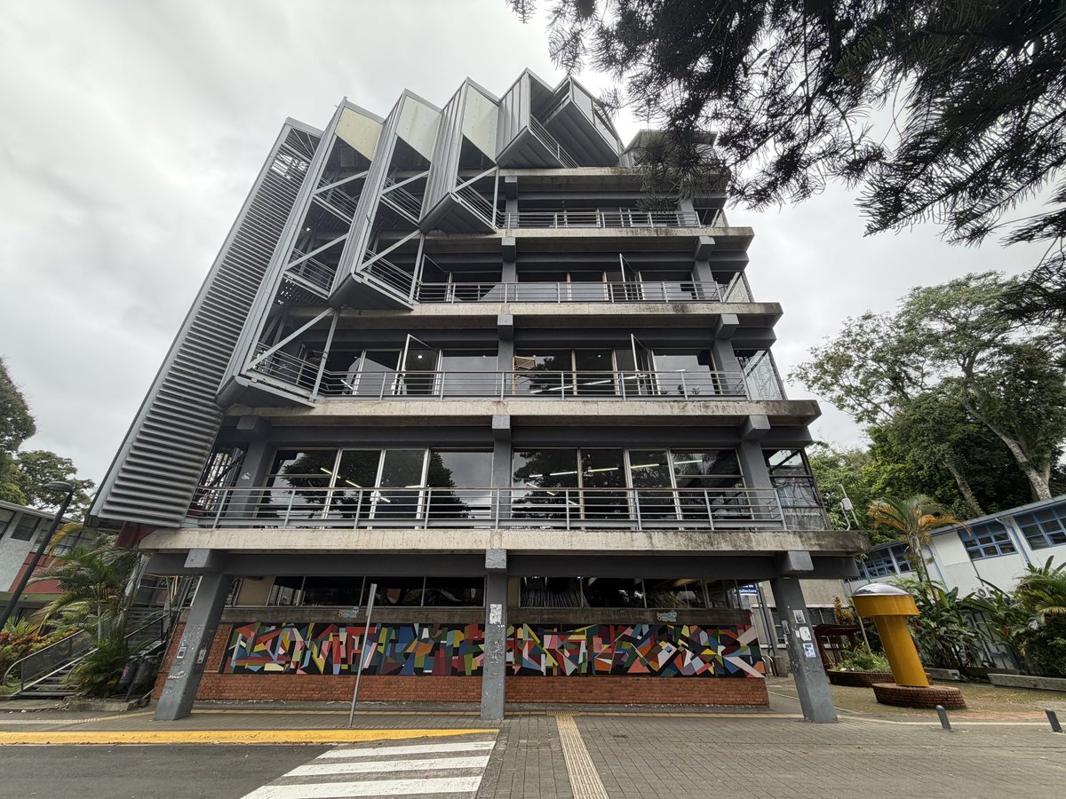 TakaseKozo's tweet photo. コスタリカ大学の建築学科棟、いかつい。自分が提出したポスターも無事に飾られてた。 https://t.co/ItlBKAmeeH