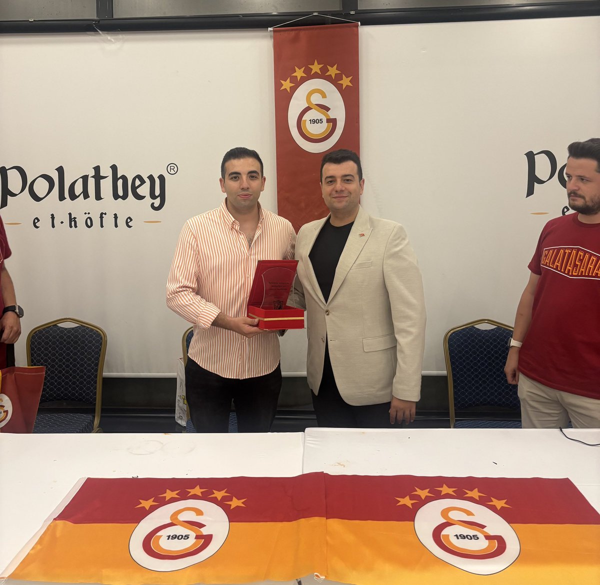 uASakarya's tweet photo. Yıllardır omuz omuza yürüdüğümüz, sevinci de zorluğu da birlikte paylaştığımız yol arkadaşımız Murat Kahraman Şen’i yeni görev yerine uğurladık.

Mesafeler değişebilir, görev yerleri değişebilir; ancak dostluk, kardeşlik ve birlikte yazılan hikâyeler hep yerinde kalır. https://t.co/g1V4Cswhnp