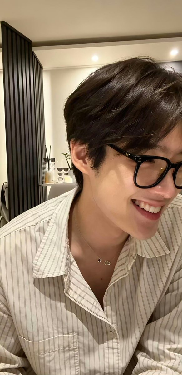hhzzll04's tweet photo. 뭐야 뭐야 이거 너무 멋있는 거 아니야
对我的眼睛很好，人就是要多看帅哥啊
#KimYoonSik
#김윤식 https://t.co/ndcf4XqJ9h