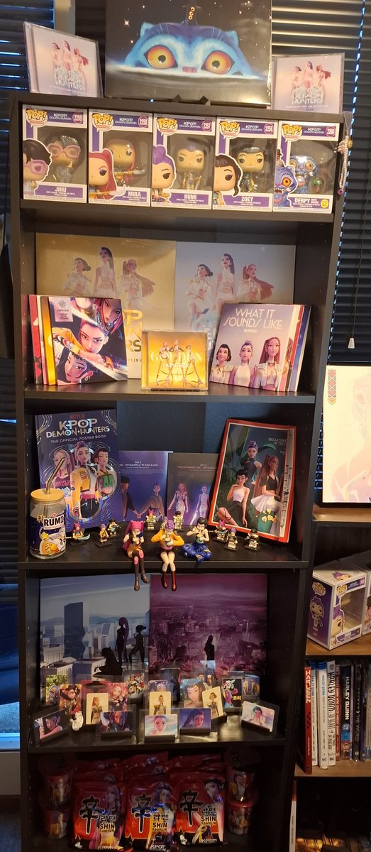 RumsterRumi's tweet photo. My kpop demon hunters Collection shelf update💙 https://t.co/sZCNT4Nbtd