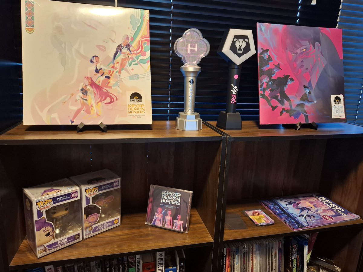 RumsterRumi's tweet photo. My kpop demon hunters Collection shelf update💙 https://t.co/sZCNT4Nbtd