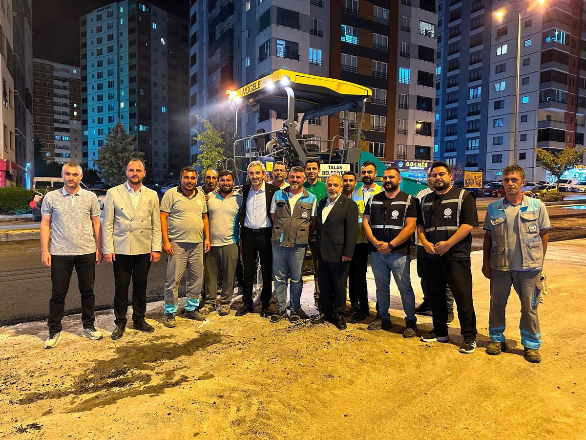 hizmetiskayseri's tweet photo. Şube Başkanımız Yavuz Navruz, Talas Belediye Başkanımız Sayın Mustafa Yalçın’ın iştirakiyle Talas Belediyesi’nin asfaltlama çalışmalarında görevli üyelerimizi ziyaret etti. 
1/2 https://t.co/cVeP7X08tk
