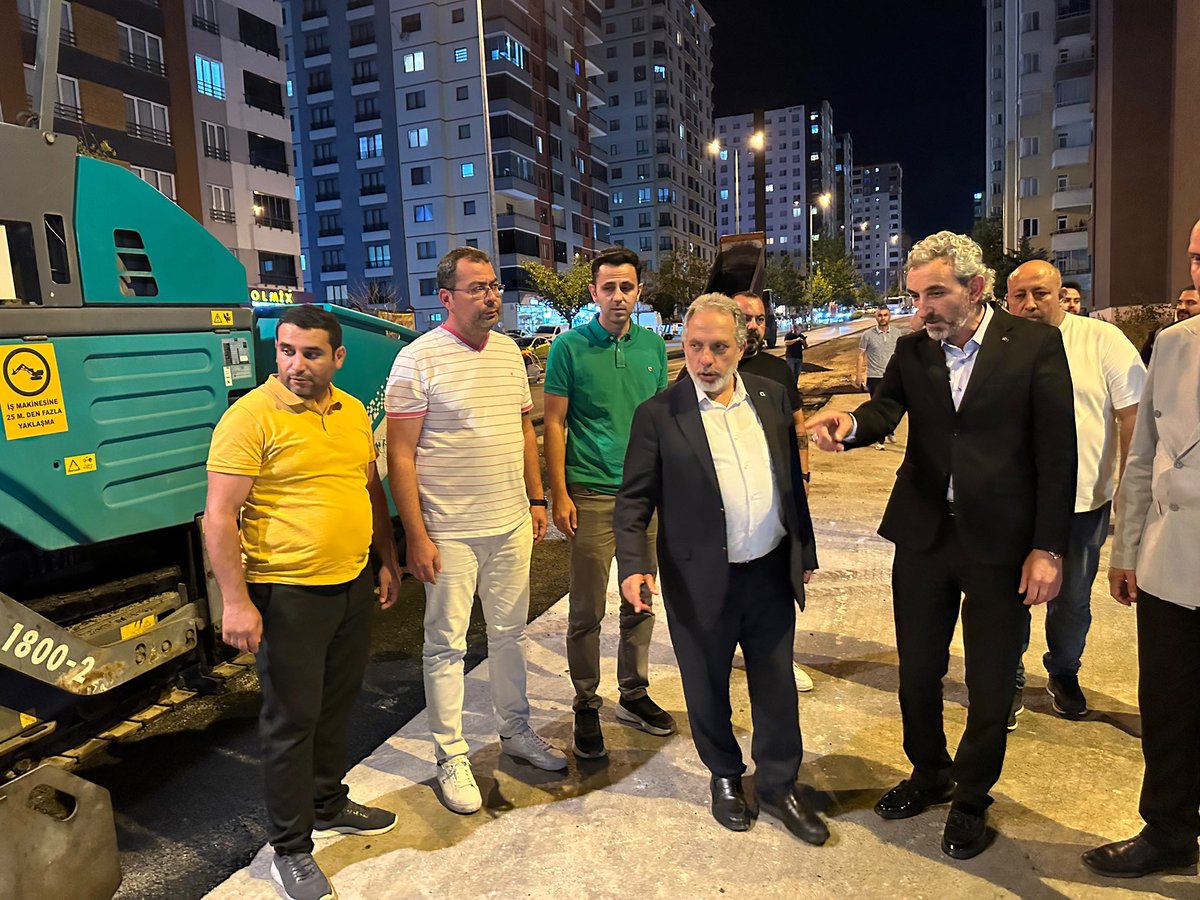 hizmetiskayseri's tweet photo. Şube Başkanımız Yavuz Navruz, Talas Belediye Başkanımız Sayın Mustafa Yalçın’ın iştirakiyle Talas Belediyesi’nin asfaltlama çalışmalarında görevli üyelerimizi ziyaret etti. 
1/2 https://t.co/cVeP7X08tk