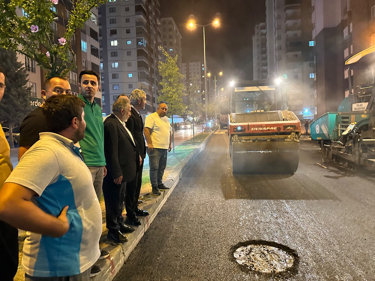 hizmetiskayseri's tweet photo. Şube Başkanımız Yavuz Navruz, Talas Belediye Başkanımız Sayın Mustafa Yalçın’ın iştirakiyle Talas Belediyesi’nin asfaltlama çalışmalarında görevli üyelerimizi ziyaret etti. 
1/2 https://t.co/cVeP7X08tk