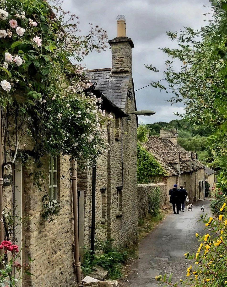 englandcottages's tweet photo. The Alleyway 🏡 https://t.co/WYcC2f3UqK