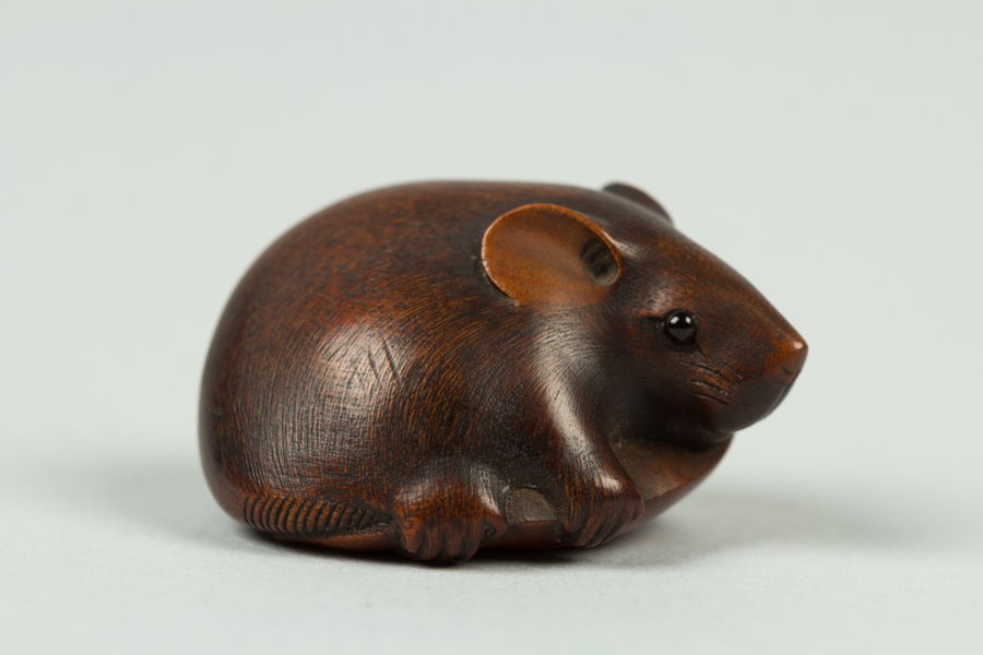 JapanTraCul's tweet photo. Netsuke of a Rat Grasping a Soybean Pod, early 19th century https://t.co/u4823cQIem
