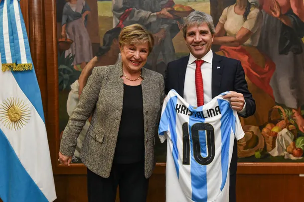 SergioChouza's tweet photo. Mancharon la remera argentina.

No tienen perdón de Dios… https://t.co/pTwfhPTY2H