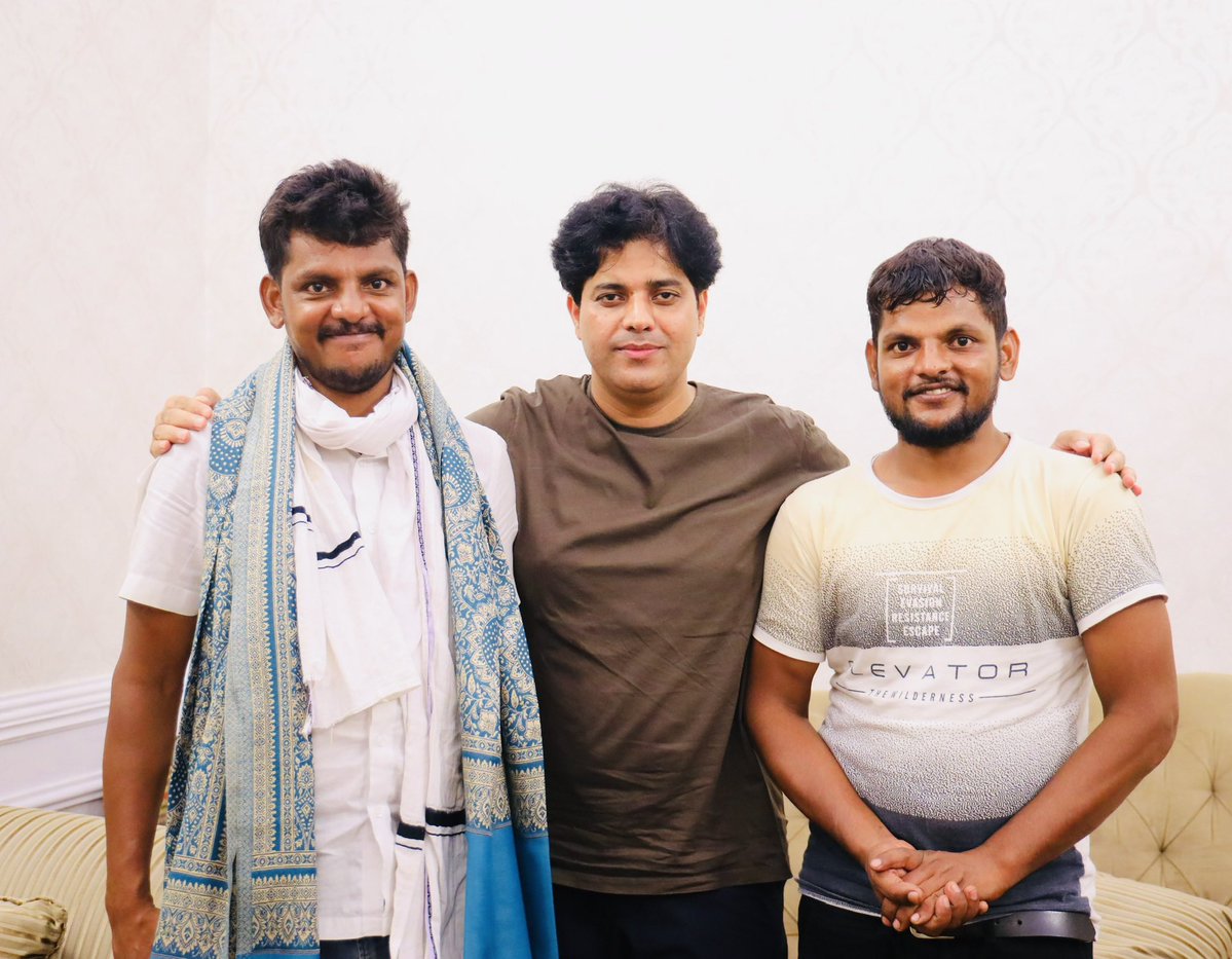 ShayarImran's tweet photo. आज इरफ़ान बाबू शाम को घर आये और घंटों बातें हुईं, दिन में राहुल गॉंधी जी इरफ़ान के घर गये थे तो इरफ़ान आज बहुत ख़ुश थे, राहुल जी से बातचीत के ख़ूब क़िस्से सुनाए, मेरी कई पुरानी नज़्में सुनाईं।
इरफ़ान जैसे युवा लोकतंत्र और संविधान की प्रस्तावना के बोलते हुए शब्द हैं, इनके ज़मीर की ज़िंदादिली यूँ ही बरक़रार रहे।
हमने इरफ़ान की हिम्मत के लिये उन्हें सम्मानित किया और परिवार के लिये ढ़ेर सारी मुहब्बतें भेजीं।

इरफ़ान आप यूँ ही मुस्कराते रहिये❤️