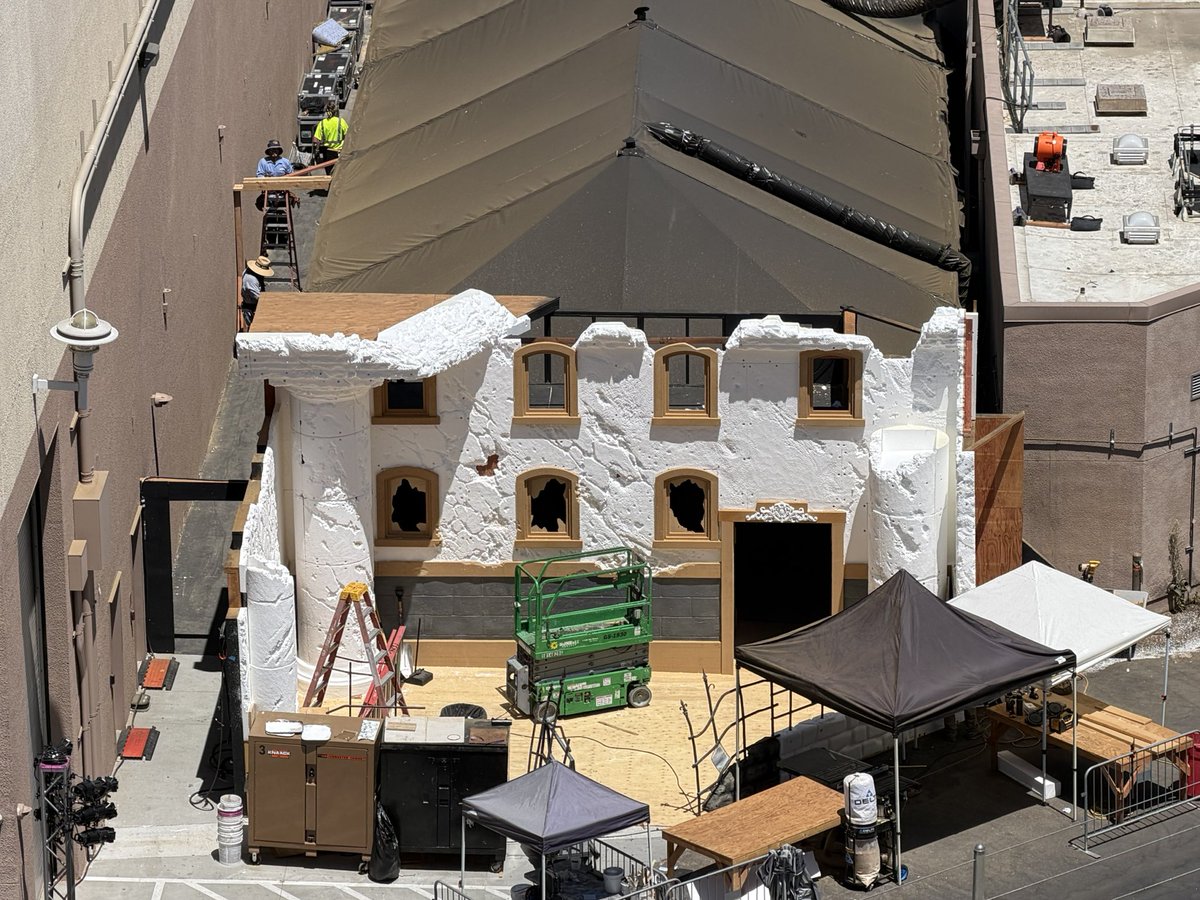 TLEVmedia's tweet photo. 🚨HHN MAZE UPDATE🚨

Look at this Facade by the Mummy ride!! 

It looks like there’s a fence/gate that has been ripped open 🤔

Once again, it looks like we shouldn’t be entering this mysterious location….
@john_murdy #hhn #horrornights https://t.co/8BdWF9rnUA