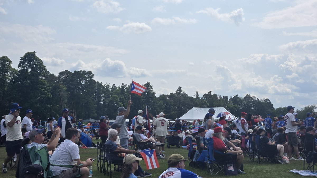 longhorndave's tweet photo. @baseballhall The theme is the inductees. This year the Mets fans, Puerto Ricans, and Braves fans showed up to support in roughly that order. #HOFWKND ⚾🧵 https://t.co/ByxlSeLDMN