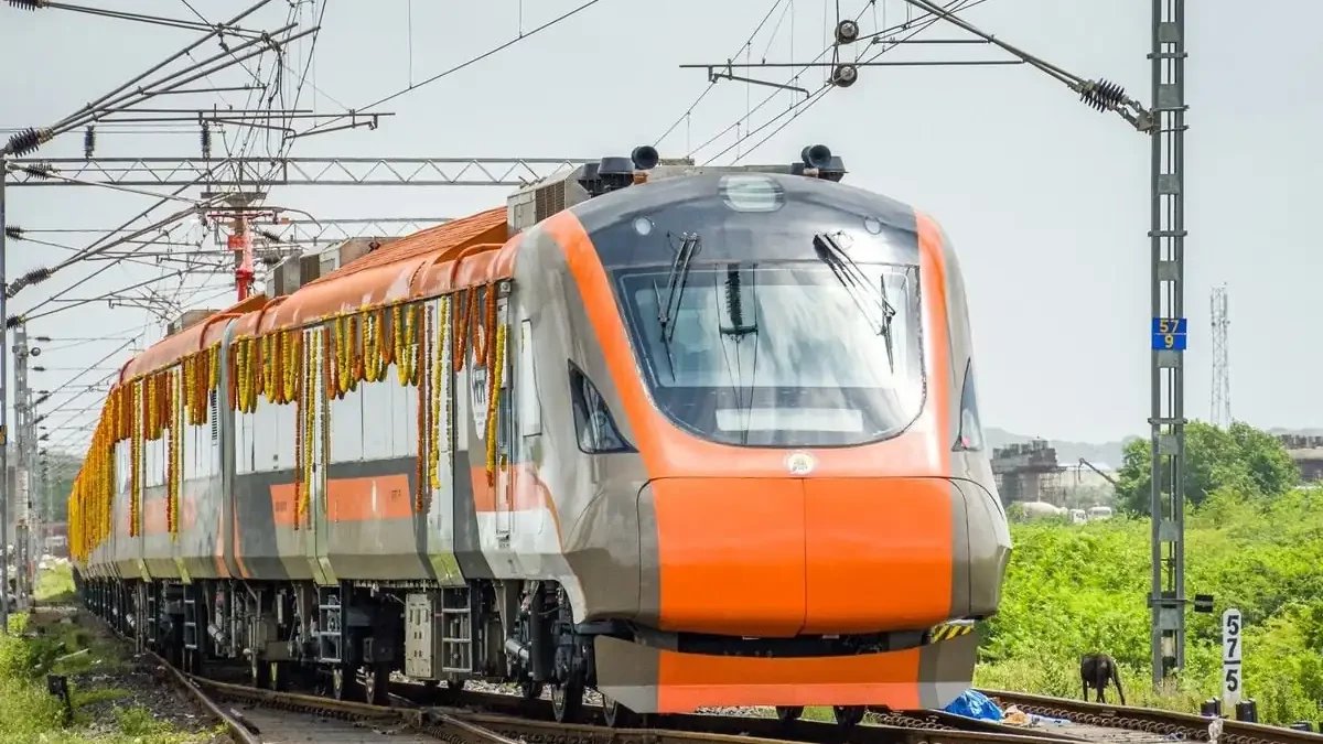 PlusPointIndia's tweet photo. 🚨 Hirect Ltd. has won ₹120 crore worth of Indian Railways contracts to supply propulsion systems for Vande Metro (Namo Bharat Rapid Metro) and 4 MEMU trainsets. 🇮🇳

Follow @PlusPointIndia https://t.co/6hlofNu4Tm