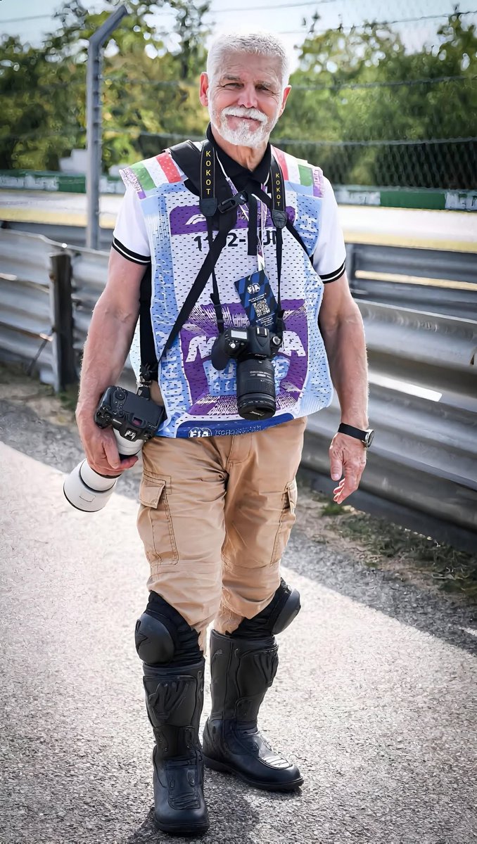okurkabinladin's tweet photo. MB o nosiči Petru Pavlovi: Byl jsem tam naproti na tribuně. Pávek tam rozhodně nebyl fotit formule. Přišel, udělal jakože 3 fotky. Podle mě neměl ani zapnutý foťák. Pak se nechal fotit jako hrdina a hned zase zmizel. Celou dobu kolem něho poskakoval skutečný fotograf co fotil jeho a kolemjedoucí formule. Takže lze předpokládat, že bude použita jen jedna sada fotek. Ta od profíka.