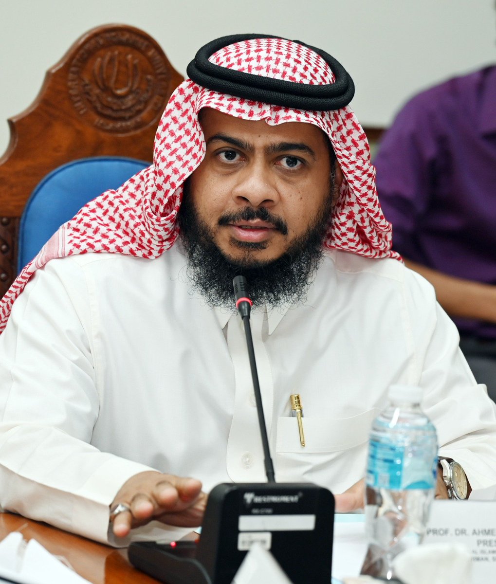 IIUIarabic's tweet photo. الجامعة الإسلامية العالمية بإسلام آباد تعقد الاجتماع (108) لمجلس اختيار أعضاء هيئة التدريس

عقدت الجامعة الإسلامية العالمية بإسلام آباد الاجتماع الـ(108) لمجلس اختيار أعضاء هيئة التدريس، برئاسة معالي القائم بأعمال راعي الجامعة ورئيسها الأستاذ الدكتور أحمد سعد الأحمد، فيما تولى نائب رئيس الجامعة للشؤون الأكاديمية الأستاذ الدكتور نديم أحمد شيخ مهام أمين المجلس.
شهد الاجتماع مشاركة نخبة من الأكاديميين والخبراء، من بينهم سعادة القاضي السيد محمد أنور، والأستاذة الدكتورة بشرى ميرزا، والأستاذ الدكتور محمد ضياء الحق، والأستاذ الدكتور غلام رضا بهتي، والأستاذ الدكتور إحسان الله خان (TI)، حيث جرى استعراض ملفات المرشحين للتعيينات الأكاديمية وفق إجراءات تتسم بالشفافية، وترتكز على الكفاءة والاستحقاق، بما يعزز معايير التميز الأكاديمي في الجامعة.