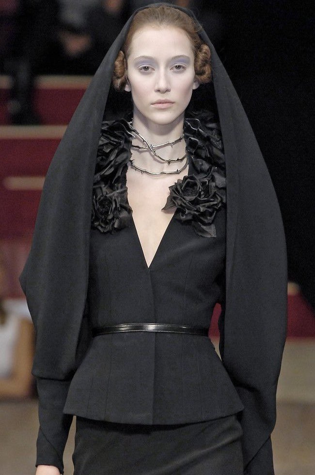 imnoturangl's tweet photo. alexander mcqueen ss07 rose thorn choker https://t.co/KFfi8bzSeA