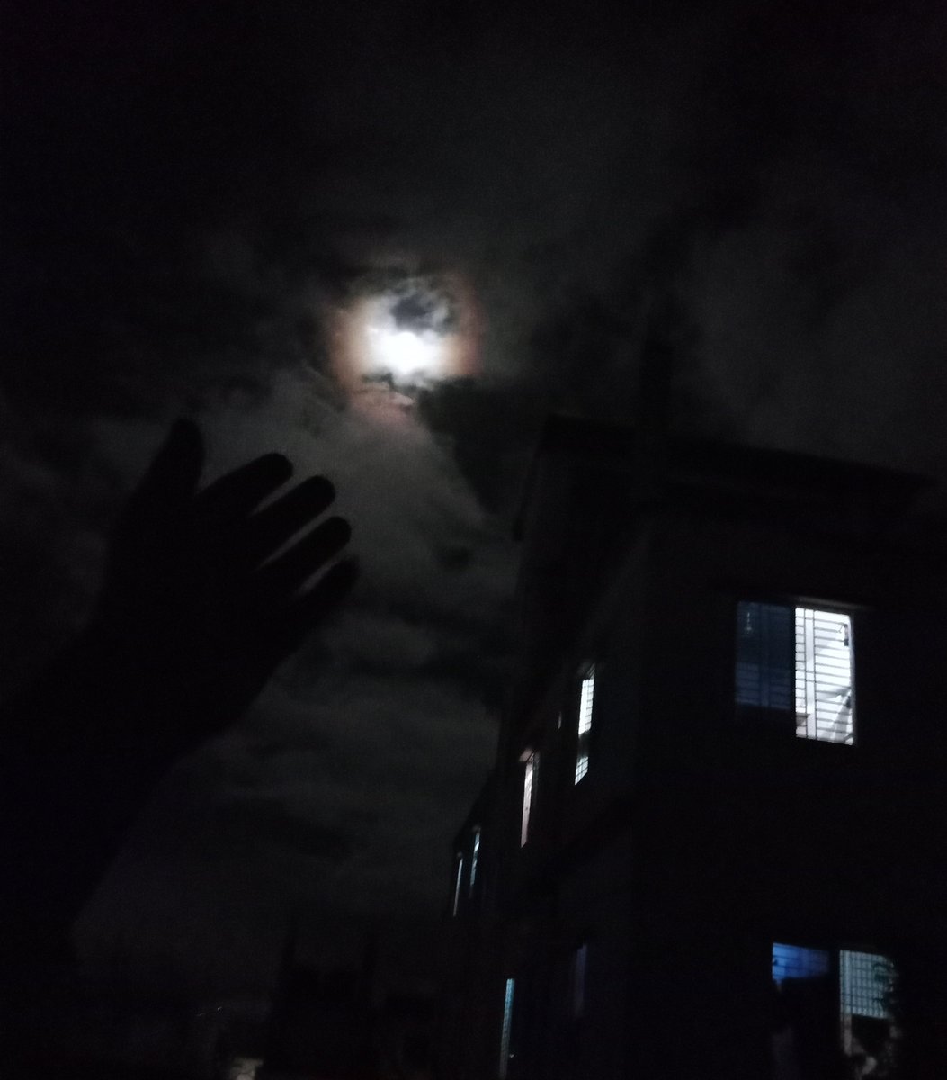Shaibani37's tweet photo. ছোট বেলায় শুনেছি কেউ মারা গেলে আকাশের তারা হয়।সেই থেকে সুখতারাটাকে মা ভেবে এসেছি।যখনই কোনো কস্ট পেয়েছি মাকে বলে হাল্কা হয়ে ঘুমিয়ে পড়েছি। কত অহ নিশি গেছে শুধু মায়ের সাথে গল্প করে।
শুধু আফসোস হতো, মা হাত বাড়ালে ছুটে যেতাম আজ আমি হাত বাড়িয়ে ডাকি কিন্তু মা আসেনা।🥲 https://t.co/8pwJr4I4o2