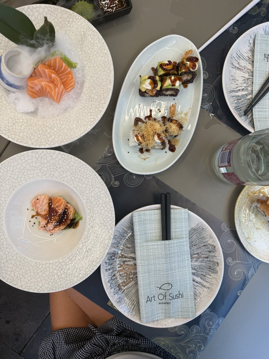 Helenachln's tweet photo. Après m’être fait remplir le cul🍑💦, je me remplis l’estomac !! 🍱🍱🍱 https://t.co/X6oBuIGs79
