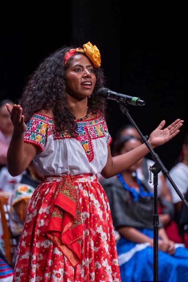 SaydaMoralesB's tweet photo. #Oaxaca EL RACISMO NO SE DISFRAZA DE CRÍTICA: LA DIOSA CENTÉOTL AFROMEXICANA Y EL LINCHAMIENTO QUE DELATA A OAXACA

Sayda Morales Bustamante 

Bastó que una mujer afromexicana fuera electa Diosa Centéotl para que Oaxaca mostrara una de sus caras más feas y peor escondidas: la del racismo que se cuelga el disfraz de la crítica para no tener que decir su nombre.

Enid Azucena Torres, originaria de Pinotepa Nacional, representante de los pueblos afromexicanos de la Costa, ganó la representación de una de las figuras más simbólicas de la Guelaguetza. A partir de ahí se ha creado una campaña una campaña de desprestigio disfrazada de reclamo ciudadano. Que si era "arrogante". Que si "volteó los ojos". Que si "no se quiso tomar fotos". Que si "trató mal a la gente". Que si "le quedó grande". Que si "se le subió".

A ninguna Diosa Centéotl en la historia se le ha sometido al escrutinio milimétrico de sus gestos, de sus miradas, de su supuesta actitud. A la primera afromexicana que ocupa el lugar, sí. Y esa selectividad no es casual. Es el mecanismo de siempre: cuando el racismo no puede atacar de frente el color de la piel, ataca el carácter. Inventa una soberbia. Fabrica un desprecio. Construye a la "creída" para no tener que confesar que lo que molesta, en el fondo, es que sea una mujer afromexicana y esté arriba.

Que hoy una mujer afromexicana encarne a la Diosa Centéotl no es un dato menor. Es un acto de justicia histórica. Es la visibilización, en el corazón de la fiesta más importante de Oaxaca, de un pueblo al que se le negó durante generaciones el derecho a existir en el imaginario colectivo.

Hay un sector que no soporta ver a una mujer afro en el centro, con la cabeza en alto, ocupando un símbolo de dignidad. Ese sector no la quiere ahí. Y como no puede decirlo abiertamente sin exhibirse, la ataca por lo único que le queda: por inventarle una personalidad, por acusarla de altiva, por exigirle una humildad que a nadie más se le exige.

Le exigen que agache la cabeza. Que sonría sin descanso. Que se muestre agradecida y pequeña. Que encarne a la mujer afro, dócil, servicial y complaciente, que el racismo tolera mientras conozca su lugar. El problema de fondo no es que haya "tratado mal" a nadie —acusación sin una sola prueba, sostenida en rumores y capturas anónimas—. El problema es que se atrevió a estar ahí sin pedir permiso, sin achicarse, sin actuar el papel de gratitud perpetua que se le exige a quien "no debería" haber llegado.

El fascismo cotidiano, ese que no marcha con banderas pero opera en los comentarios de Facebook, siempre ha querido lo mismo: mujeres sumisas y minorías calladas. Una mujer afromexicana, orgullosa y erguida en un lugar de honor, es exactamente lo que ese pensamiento no puede tolerar. Por eso la linchan.

Y no falta, para completar el cuadro, la calumnia política. Que "fue influyentismo del gobernador". Que "se la impusieron". Es el remate perfecto del racismo: si una mujer negra gana, no puede ser por mérito propio, tuvo que ser por acomodo, por dedazo, por favor. Se le niega hasta la capacidad de haber ganado por sí misma. Se asume que su triunfo es sospechoso solo porque no encaja en la imagen que ciertos oaxaqueños tienen de quién "debe" ocupar esos lugares.

Oaxaca se llena la boca hablando de su diversidad, de su riqueza pluricultural, de sus dieciséis pueblos. Pero cuando uno de esos pueblos, el afromexicano, ocupa por fin un lugar de honor, una parte de esa misma Oaxaca no lo aplaude: lo tunde. Y en esa reacción se retrata de cuerpo entero un racismo que preferíamos creer superado y que sigue, intacto, esperando cualquier pretexto para salir.

@salomonj @Fiscaloaxaca @flaviososavilla @RenchoPalacios  @Nino_Morales1 @saymipinedav @GobOax @jesusromerooax @Claudiashein  @efektoaguila @Bravo_mm @DimePetri @JJDiazMachuca @PeatonVigilante @SEGOB_mx @HonestidadOax @lumendoz @ASFE_OAXACA @Admon_GobOax @rito_noel  @OHarfuch