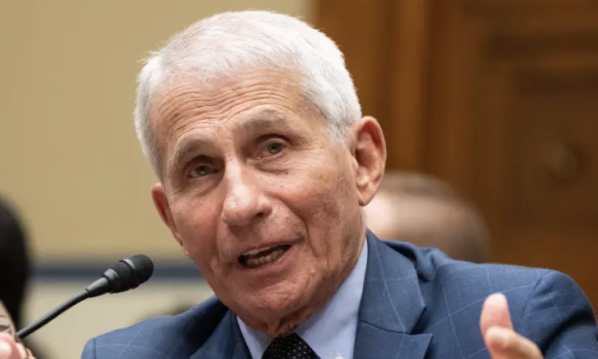 silvano_trotta's tweet photo. Fauci va mal, la clique de nos médecins de plateaux TV va aller très mal. Nos médias et nos dirigeants aussi ! 

Dans les journaux intimes de Fauci publiés par Rand Paul, on apprend que : 

Sur le taux de létalité du covid (8 février 2020), après un appel avec Tom Frieden (ex-directeur du CDC), Fauci note dans son journal : 

« Tom Frieden m’a appelé ce matin et nous avons discuté de divers aspects de l’épidémie. Lui et moi sommes d’accord pour penser que cela se comporte comme une mauvaise grippe dans sa transmissibilité ce qui rend le taux de létalité (CFR) plutôt de 0,2-0,3 % plutôt que 2,0 %. »

Environ un mois plus tard, le 11 mars 2020, devant le Congrès, Fauci déclare sous serment :

« La grippe saisonnière que nous affrontons chaque année a une mortalité de 0,1 %. La mortalité globale déclarée de celle-ci, quand on regarde toutes les données y compris celles de la Chine, est d’environ trois pour cent. […] si l’on compte tous les cas d’infection peu symptomatique ou asymptomatique, cela ramène probablement le taux de mortalité à environ un pour cent, ce qui signifie qu’elle est 10 fois plus létale que la grippe saisonnière. »

Il a donc publiquement parlé d’un taux 3 à 10 fois supérieur à celui qu’il notait en privé quelques semaines plus tôt.

Alors comment ont-ils construit cette fausse pandémie ? Simplement en ne soignant pas les gens et en attribuant tout et n'importe quoi au petit covid !