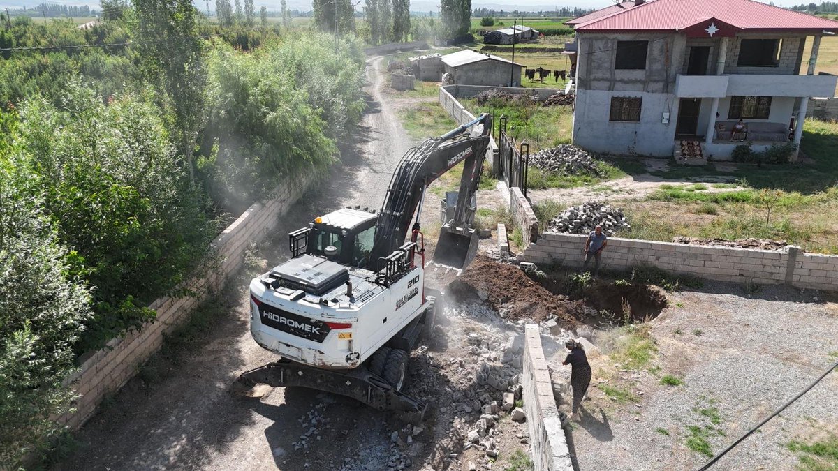 igdirbelediye's tweet photo. Iğdır Belediyesi Fen İşleri Müdürlüğü ekiplerimiz tarafından, Emek Mahallesi Semayunt Caddesi'nde yürütülen yol açma çalışmaları hız kesmeden devam etmektedir. https://t.co/rLQPSVXDx4