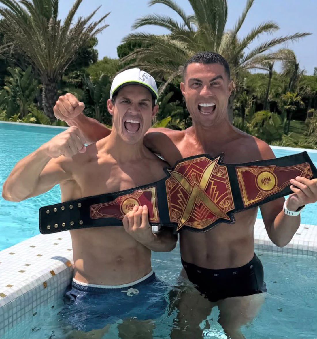 mbafraaude's tweet photo. Cristiano con el cinturón de La Velada 😭 https://t.co/IfAgFOPHOr
