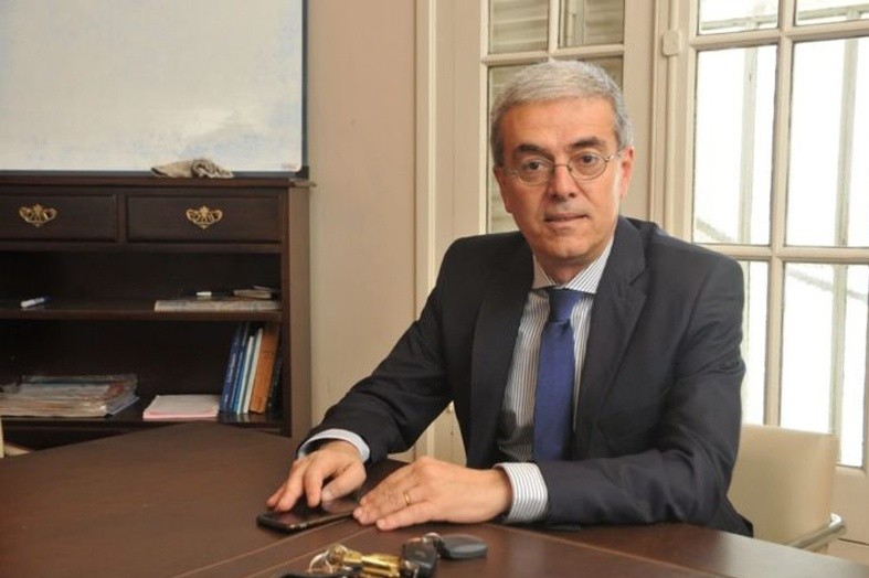 mariogaloppo's tweet photo. Economía. El legislador y exministro de economía Walter Agosto expresó que las provincias reducen el superávit fiscal en 2026. En términos interanuales, con datos del Ministerio de Economía de la Nación, observan una caída del 3,1 % en los recursos y de un alza del 2,1 % en los gastos totales, en términos reales. Agrega que Santa Fe es la provincia que registró el mayor déficit fiscal en el periodo, equivalente al 22,2% de sus recursos totales.
