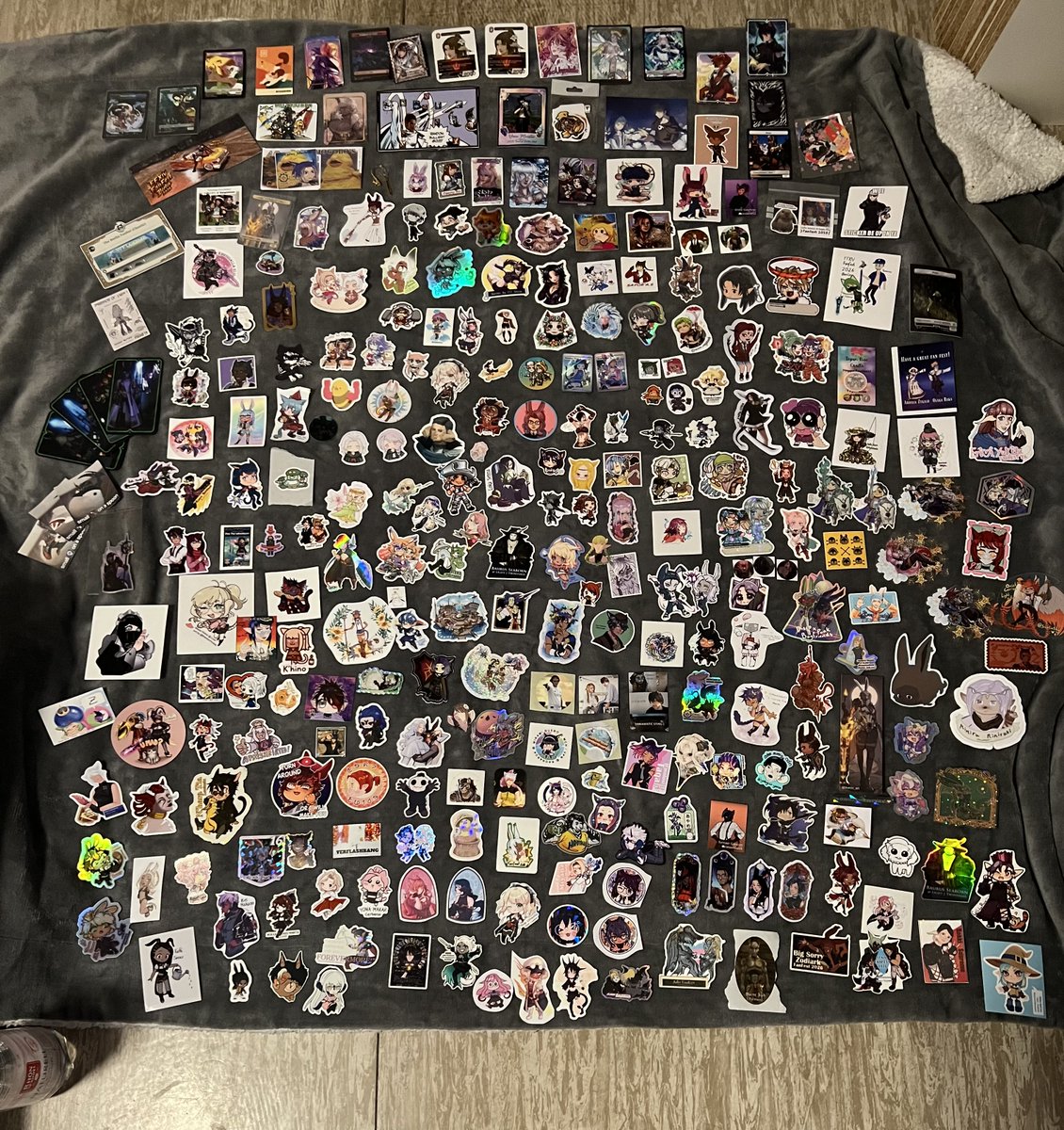 ene_chan13's tweet photo. So much fun doing #FanfestWOLExchange during the fan fest weekend! I received even more stickers than last fan fest in London!

Second and third image is my card and sticker, let me know if you got them!

#FFXIVFanFest https://t.co/fvXhWcWTpa