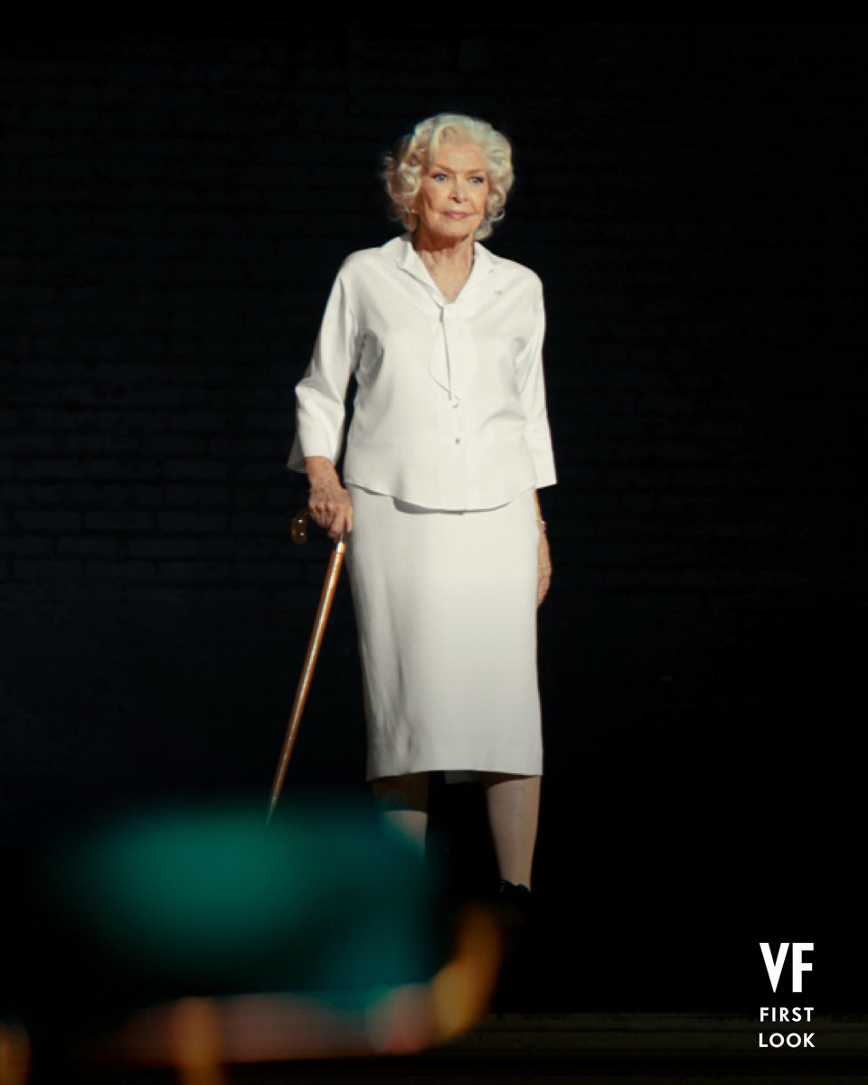 HugoGloss's tweet photo. Dakota Johnson aparece irreconhecível como Marilyn Monroe, ao lado de Ellen Burstyn, em "Flesh Impact", curta-metragem que propõe imaginar caminhos alternativos para a vida da atriz.

📸: @VanityFair https://t.co/kRBKoPMkQb