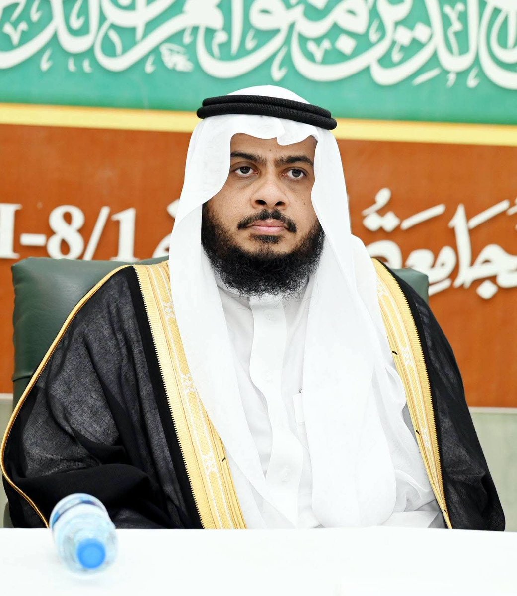 IIUIarabic's tweet photo. معالي رئيس الجامعة يزور جامعة السلفية بإسلام آباد

زار معالي القائم بأعمال راعي الجامعة ورئيس الجامعة الإسلامية العالمية بإسلام آباد، الأستاذ الدكتور أحمد سعد الأحمد، جامعة السلفية في القطاع (H-8) بالعاصمة إسلام آباد، وذلك في إطار تعزيز التواصل العلمي والتعاون مع المؤسسات التعليمية.
وكان في استقبال معاليه رئيس جامعة السلفية الشيخ حافظ محمد شفيق، وعدد من أعضاء الهيئة التدريسية، فيما رافقه الدكتور طاهر محمود في جولة شملت مرافق الجامعة.
وتفقد معاليه القاعات الدراسية للطلاب والطالبات، وعقد لقاءات حوارية مفتوحة أجاب خلالها عن أسئلة الطلبة واستفساراتهم، كما زار مكتبة الجامعة واستوديو الأثر، واطلع على جهودهما في خدمة التعليم والبحث العلمي والإنتاج الإعلامي.
وخلال الحفل الذي أُقيم ترحيبًا بمعاليه، كرّم عددًا من الطلاب والطالبات بجوائز نقدية تقديرًا لإجاباتهم المتميزة، فيما قدّم رئيس جامعة السلفية درعًا تذكارية لمعاليه، وأهداه شيخ الحديث الدكتور عبد الباسط فهيم نسخة من كتابه القواعد التفسيرية عند الإمام ابن قيم الجوزية، تعبيرًا عن التقدير والاعتزاز بهذه الزيارة.