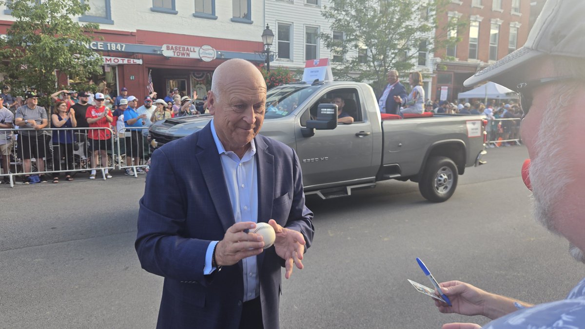 longhorndave's tweet photo. I love to do the pay to play autographs up and down the street. I get two or three a year playing long game to collect. This year Yount, Fingers, and Cal (free after the parade). #HOFWKND ⚾ 🧵 https://t.co/7KsXsUtgbZ