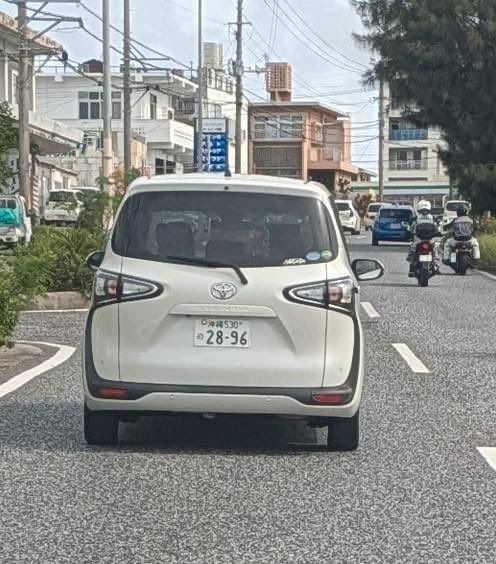 sakykky's tweet photo. 沖縄530の28-96
トヨタ　シエンタ　
沖縄県嘉手納58号線読谷向け
ノーウィンカーで第1通行帯から一気に第3通行帯へ車線変更
接触寸前で神回避
更に速度を上げノーウィンカーで車線変更
一般道をサーキット場と勘違いしるよか？
#リアルマリオカート
#暴走運転　
#ドラレコ
#免許返納
#自己中
#迷惑行為 https://t.co/41bGK5a58g