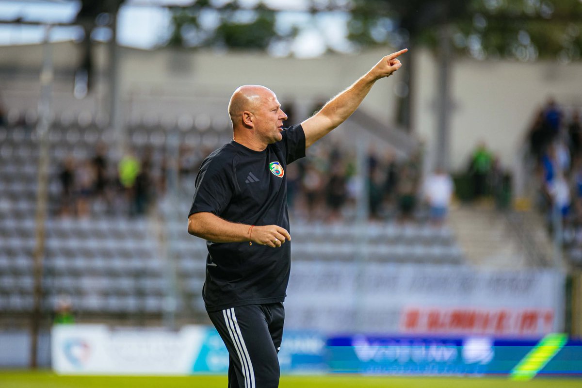 MiedzLegnica's tweet photo. Janusz Niedźwiedź: Pierwszy mecz u siebie na pewno chcieliśmy wygrać. Natomiast doceniam to, że przegrywaliśmy, a w drugiej połowie bardzo mocno dążyliśmy do tego, by wyrównać, a na końcu zwyciężyć. Byliśmy bliscy tego, ale jeszcze nie dzisiaj. #MIETSP https://t.co/LyuuR57Y6q