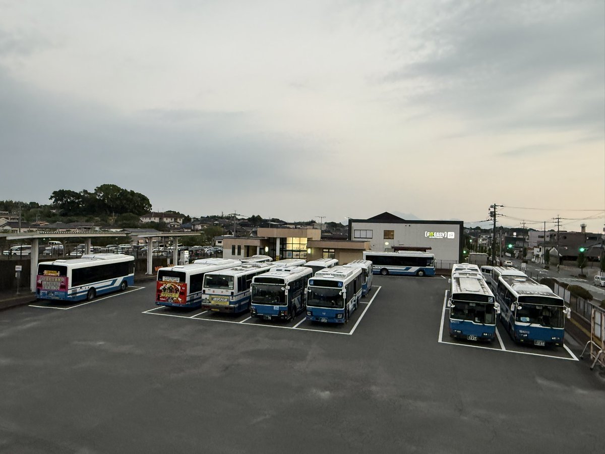 58MC4883's tweet photo. 「荒尾バスセンター」
車庫機能が産交バス荒尾車庫からバスセンターに移転。
駐車枠いっぱいに止まってました。 https://t.co/9RDbIXPoC8