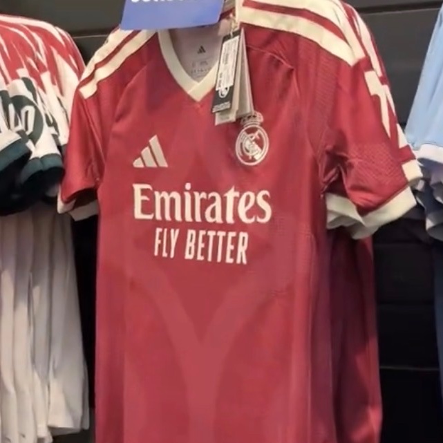 MadridXtra's tweet photo. 🚨 Real Madrid 3rd kit in stores. @marca https://t.co/mts87g3wl4
