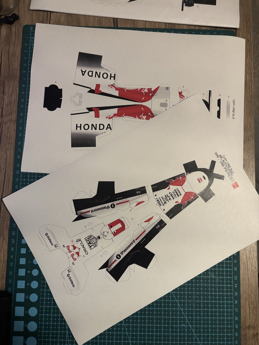 Ekgs_'s tweet photo. 16 sayfa kağıt, acemice hatalar, bolca Red Bull ile ortaya çıkan beyaz livery Red Bull Racing aracı. Nasıl olmuş? @RedBullTR https://t.co/vXJjZze79i