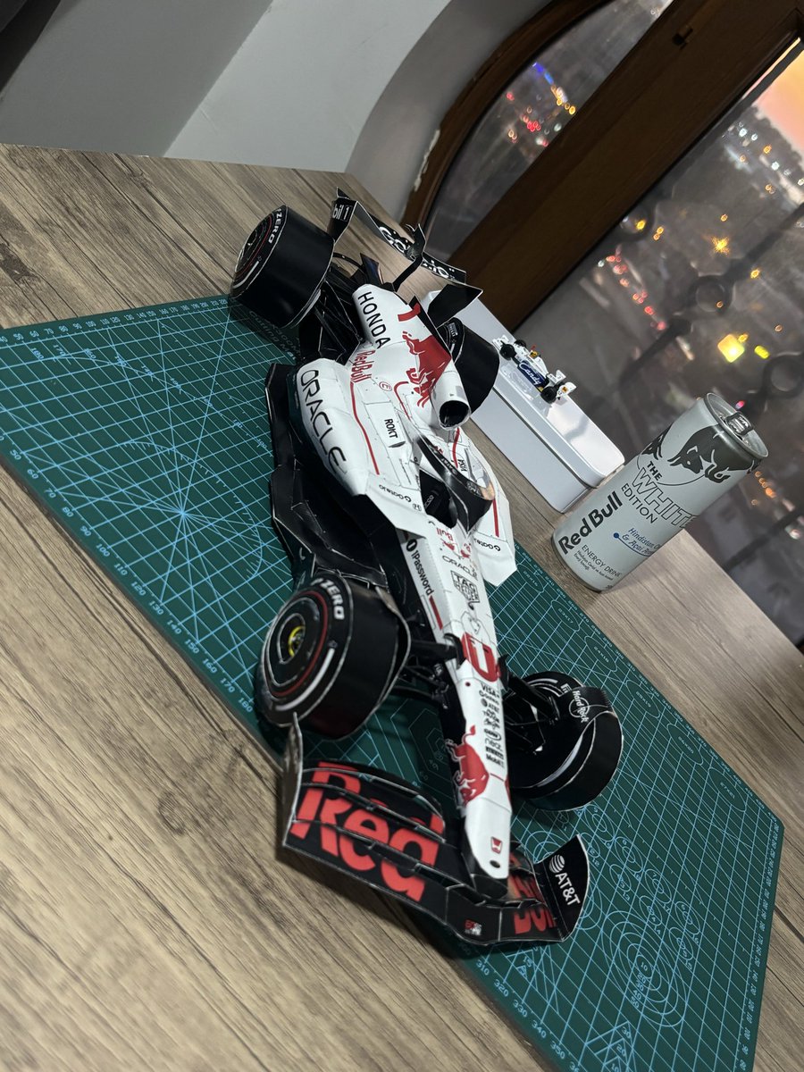 Ekgs_'s tweet photo. 16 sayfa kağıt, acemice hatalar, bolca Red Bull ile ortaya çıkan beyaz livery Red Bull Racing aracı. Nasıl olmuş? @RedBullTR https://t.co/vXJjZze79i