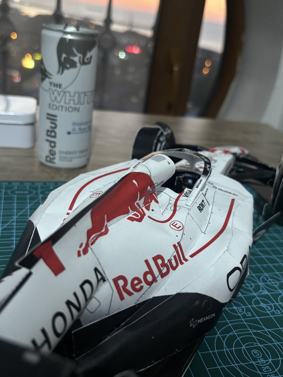 Ekgs_'s tweet photo. 16 sayfa kağıt, acemice hatalar, bolca Red Bull ile ortaya çıkan beyaz livery Red Bull Racing aracı. Nasıl olmuş? @RedBullTR https://t.co/vXJjZze79i