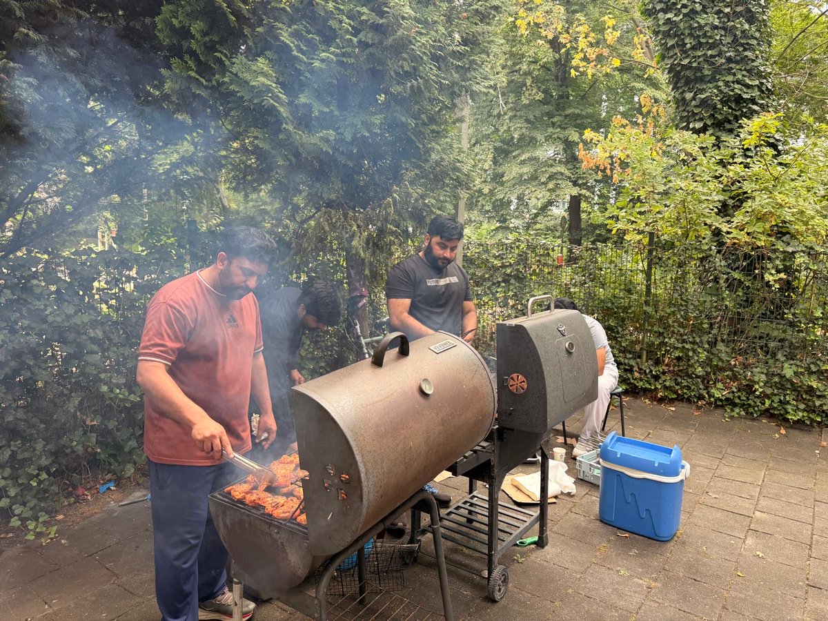 DenHaagAMJO's tweet photo. Zaterdag (18-07-2026) werd de maandelijkse Ijlas-e-Aam gehouden.
Na afloop kwamen de jongeren samen voor een gezellige barbecue ๐ฝ๏ธ. Het was een mooie gelegenheid om elkaar beter te leren kennen en de onderlinge broederschap te versterken.
#moslimjongeren #mka https://t.co/NbIQ1pvRzO