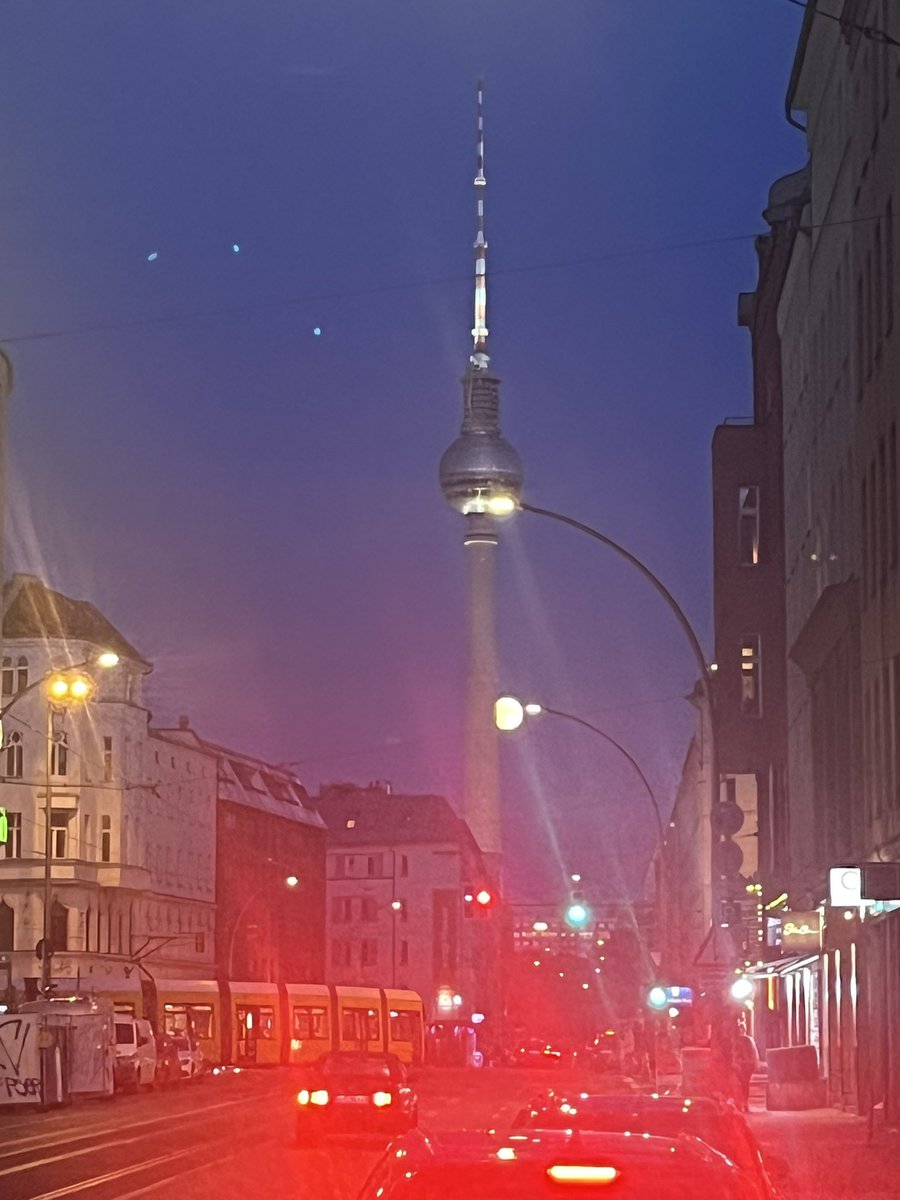 Strack_C's tweet photo. Sag noch mal jemand, der Alex würde sich nicht bewegen…

#Berlin - der #Mond - der #Alex - der Alex - der Mond. https://t.co/WecFVgAG9a