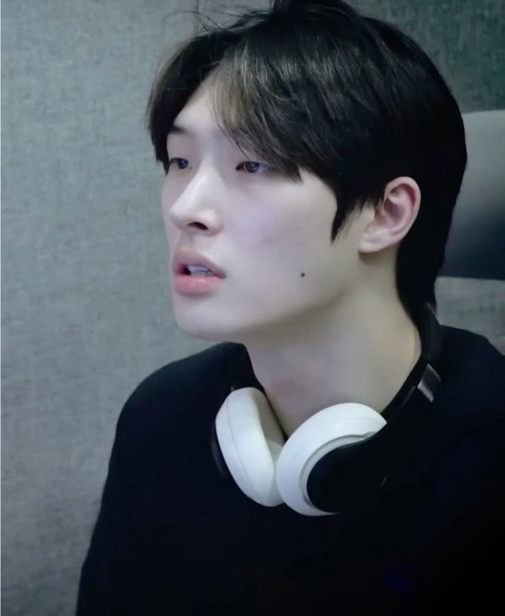 yungisholic's tweet photo. mingi’s bare face god he’s so pretty https://t.co/ERMvwMTg34