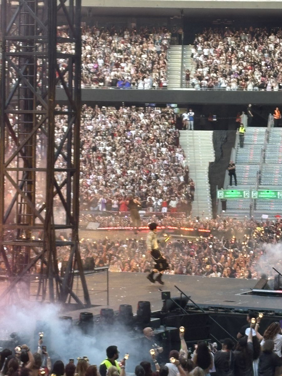 kookletas's tweet photo. me compré el teléfono que tengo ahora exclusivamente para el concierto y cuando llegó la hora de la verdad estas son las fotos que tengo en el móvil https://t.co/0ySckKjPjA