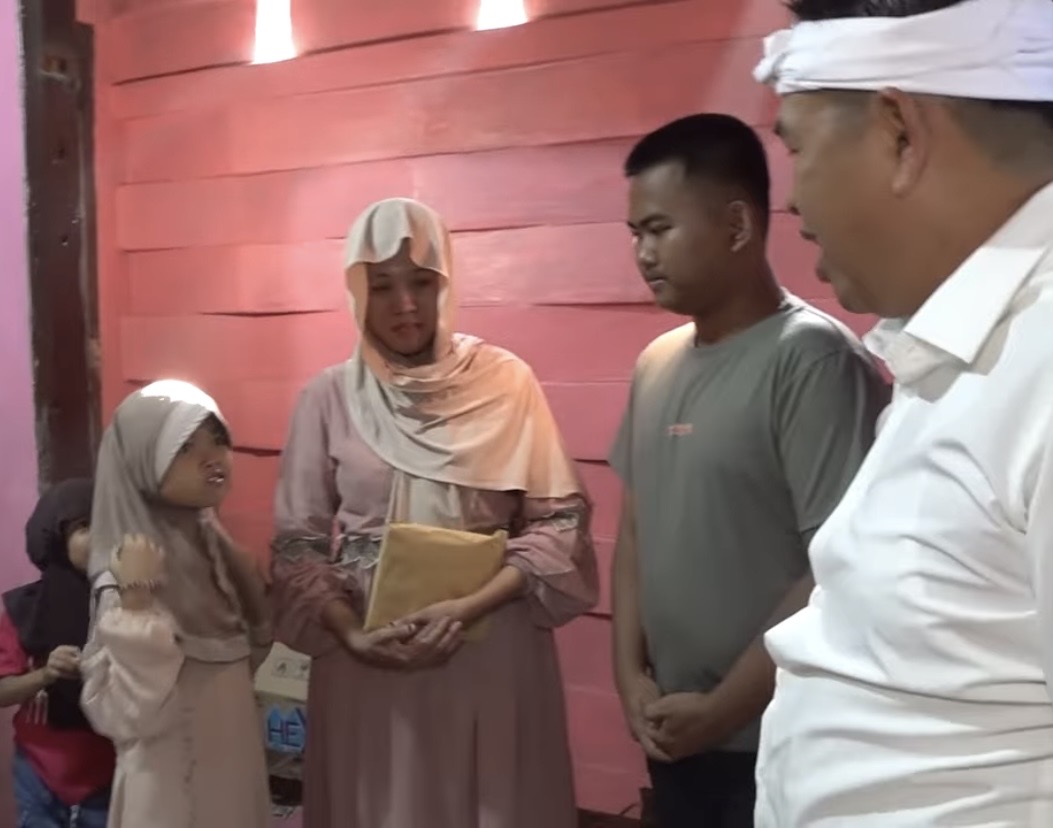 awnofi's tweet photo. supaya beritanya ga ketutup kenalin ini adalah keluarga alm. bapak Sumarna, satpam yang gugur saat menjalankan tugasnya di waduk jatiluhur. 

mereka juga layak mendapatkan perhatian yang lebih. semoga artis dan influencer juga membantu dan melirik kasus ini. https://t.co/J8nVVw8oFk