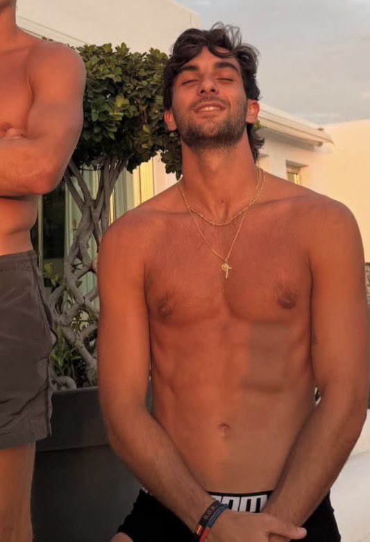 whiteefferrari's tweet photo. esse daqui fumou até as palhas dos coqueiro de ibiza https://t.co/ZhNXUomUeO