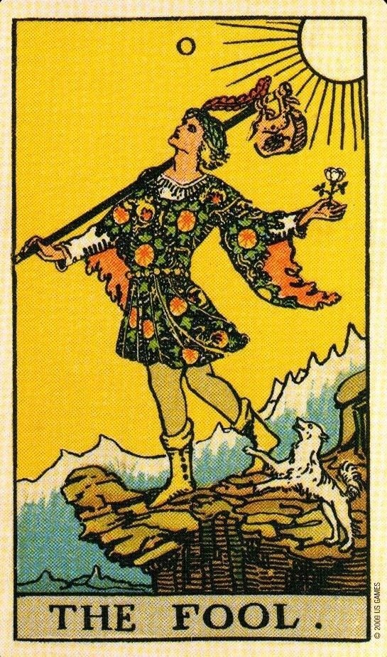 selvatica_arcan's tweet photo. no louco, a rosa branca que ele segura não está lá por acaso: ela simboliza pureza na intenção. É o ínicio de sua jornada, logo, o arcano 0 age sem malicia, com autenticidade e confiança. 

A flor, por si só, demonstra a capacidade de ser vulneravel ao enfrentar o desconhecido. 

Enquanto sua cor pode ser associada ao albedo: ato de limpar e iluminar a matéria após o caos da fase anterior. Ou seja, o Louco já viveu todo seu ciclo, e agora, reinicia sua jornada para despertar novamente em um novo ciclo.